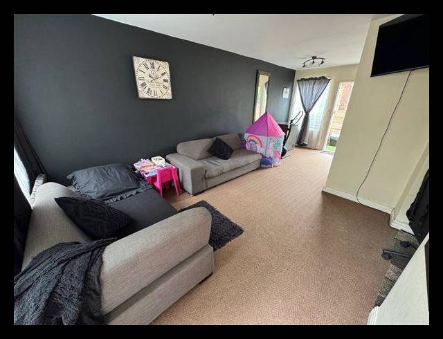 2 BEDROOM TOWNHOUSE FOR SALE IN VAN RIEBEECK PARK